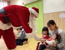 プレゼントをもらっている画像