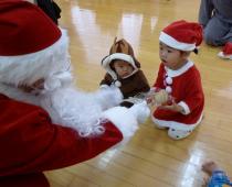 プレゼントをもらってサンタさんにお礼を言っている画像