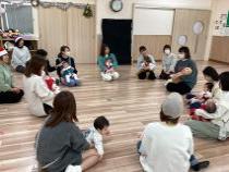 輪になるように並んで自己紹介の画像