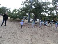 海に喜んでいる子ども達の画像