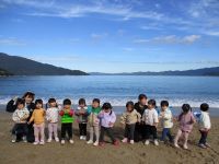 波が気になる子ども達の画像