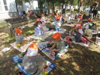 ぱんだ組が集まってお弁当を食べている画像