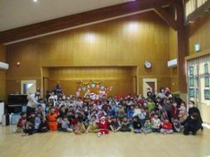 サンタさんと一緒に集合写真の画像