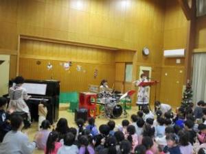 演奏を楽しんでいる画像