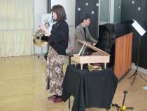 ホルンとピアノで演奏している画像