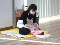 講師が健康チェックのお手本を見せている画像