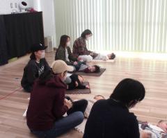 母親が子どもの健康チェックをしている画像