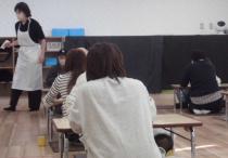 参加者が向かい合っている画像