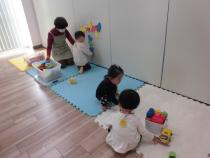 子ども達が遊んでいる画像