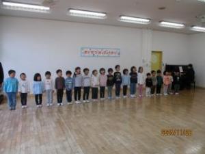 園児みんなで歌っている画像