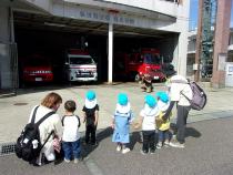 ばなな組が消防車を見ている画像