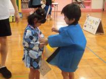 景品をかけてあげている画像