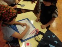 食べ物屋さんでカードを見せている画像