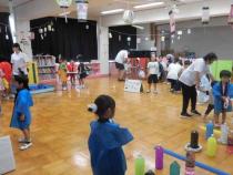 ホールでお祭りごっこをしている画像