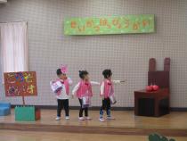 子ども達が椅子を指さしている画像