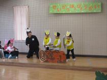 子ども達が斧で木を切っている画像