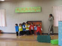 おおかみ役の職員が演技をしている画像