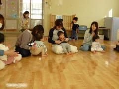 名前を呼ばれて不思議そうなこどもの画像