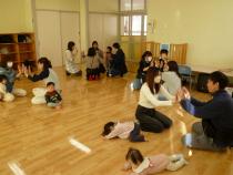 パパやママ同士でおはようのあいさつをしている画像