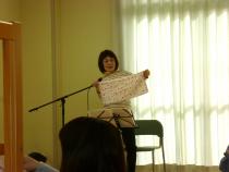 ハンカチをひろげて見せていますの画像