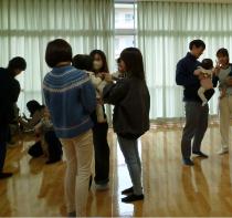 絵本に合わせて親子でだっこの画像