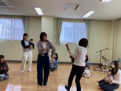 ハッピーバースデーの歌でおどっている画像