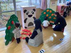 果物をとってパンダさんにあげている画像