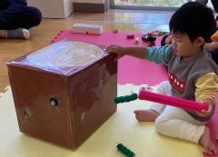 棒を入れて引っ張ると、いもむしがくっついてきますの画像