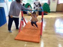 上手に鉄棒にぶら下がっている画像