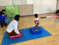 ママと一緒にとんで楽しんでいる画像