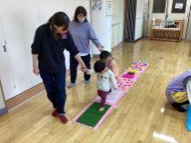 さまざまな素材の感触を楽しんでいる画像