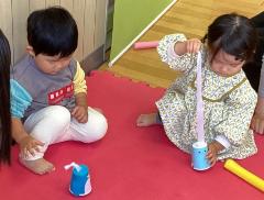 リボンを引っ張るとトコトコ動く動物紙コップの画像