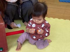 ペットボトルの蓋で作ったイラストを合わせている画像