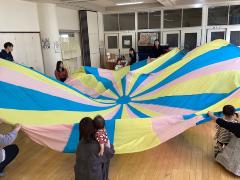 「大きな栗の木の下で」の歌に合わせて揺らしている画像