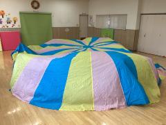 みんなでバルーンの中に入っている画像