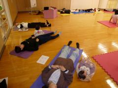 床に寝そべっている画像