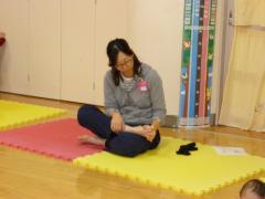 足指を広げる動きをしている画像