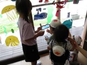 水中眼鏡を渡している子どもの画像