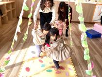 トンネルの中にある葉っぱを踏む子どもたちの画像