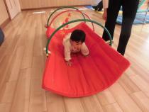 もみじのトンネルをくぐる子どもの画像