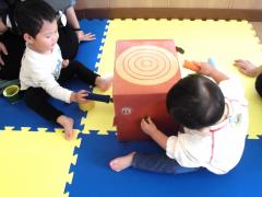 箱の穴の中を触ろうとする子どもたちの画像