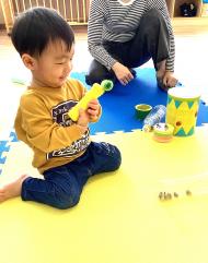 おもちゃで遊ぶ子どもの画像
