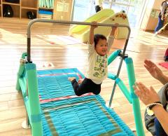 鉄棒にぶらさがる子どもの画像