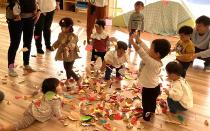 葉っぱを持ち上げたり触ったりしている子どもたちの画像