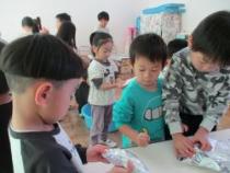 やきいもの準備をしている子どもたちの画像