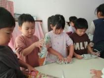 いもを新聞紙で包んでいる画像