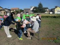 地域の方にいもをプレゼントをしている画像