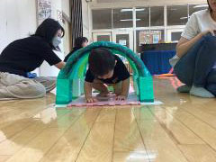 トンネルを進む子どもの画像