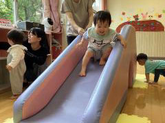 滑り台で子どもが滑っている画像