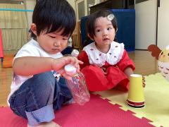 子ども2人がリングウェーブで遊んでいる画像